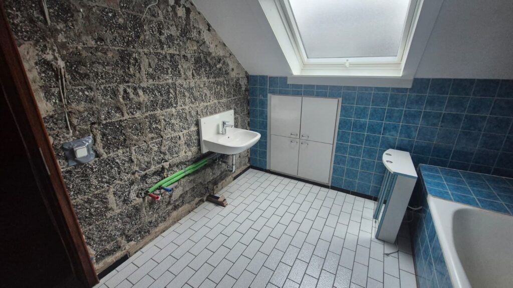 Zufriedener Eigentümer nach erfolgreicher Badrenovierung und vollständiger Abwicklung des Versicherungsfalls